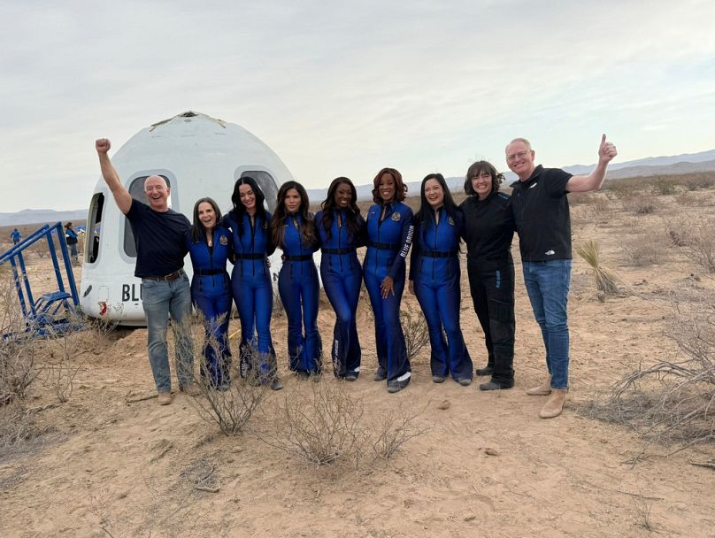 Jeff Bezos, Kerianne Flynn, Katy Perry, Lauren Sanchez, Aisha Bowe, Gayle King, Amanda Nguyen, Sarah Knights, et Dave Limp, de Blue Origin. 