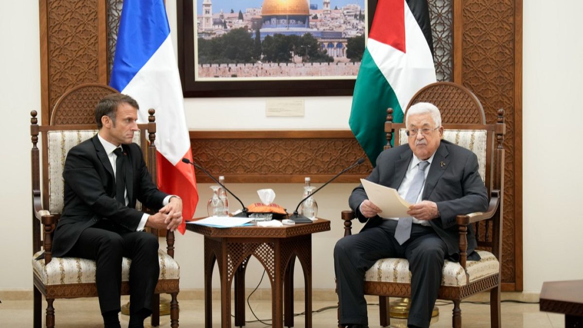 في اتصال مع عباس... ماكرون يدعو لإصلاح السلطة الفلسطينية ونزع سلاح حماس