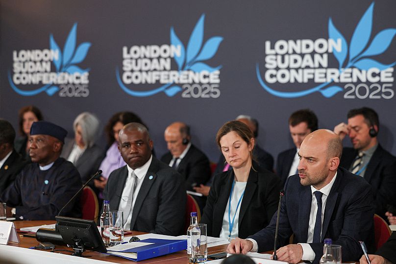 Der britische Außenminister David Lammy, zweiter von links, spricht auf der Londoner Sudan-Konferenz. 15. April 2025. 