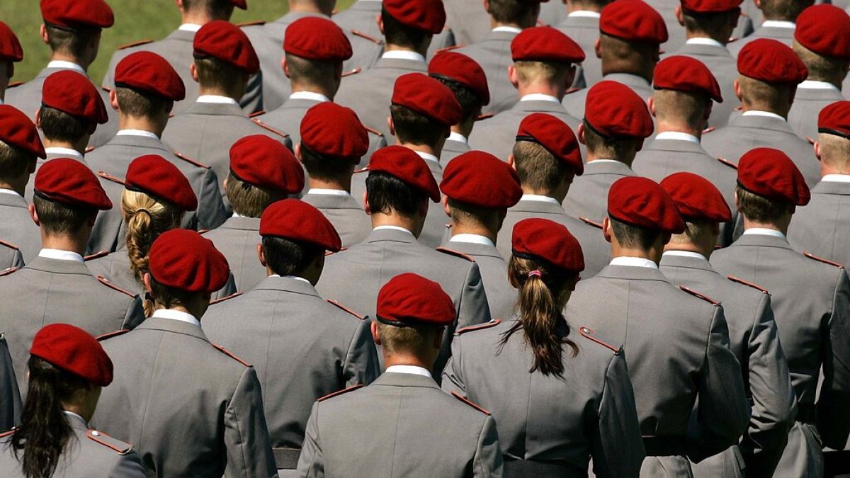 "Ahelyett, hogy hagyjuk a társadalmat a fegyverkezés ügyén pörögni, erősítsük a diplomáciánkat"
