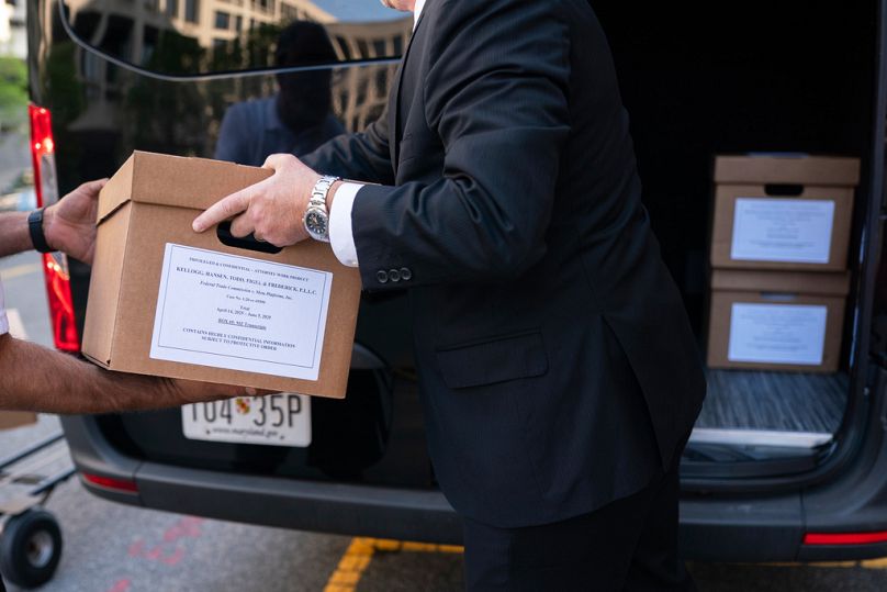 Des boîtes de documents dans un véhicule après le premier jour d'un procès antitrust historique sur les activités du PDG de Meta, Mark Zuckerberg
