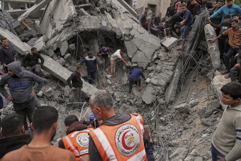  عمليات بحث لفرق الإنقاذ بعد استهداف مبنى بغارة شنها الجيش الإسرائيلي في جباليا البلد بمدينة غزة، يوم الأحد 13 أبريل 2025. 