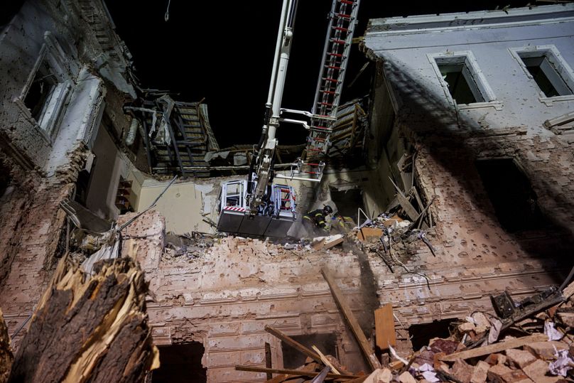 Des secouristes déblaient les décombres d'un bâtiment universitaire détruit par un tir de missile à Soumy, le dimanche 13 avril 2025.