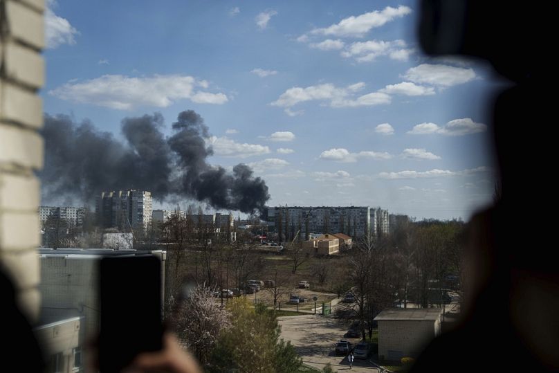De la fumée s'élève après une explosion suite à une attaque de drone russe à Soumy, en Ukraine, lundi 14 avril 2025.