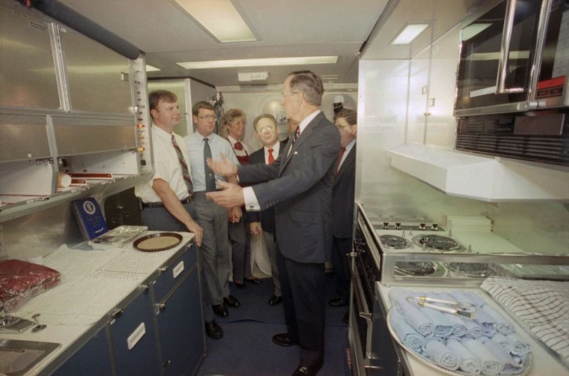 George Bush az Air Force One konyhájában, 1990 szeptemberében