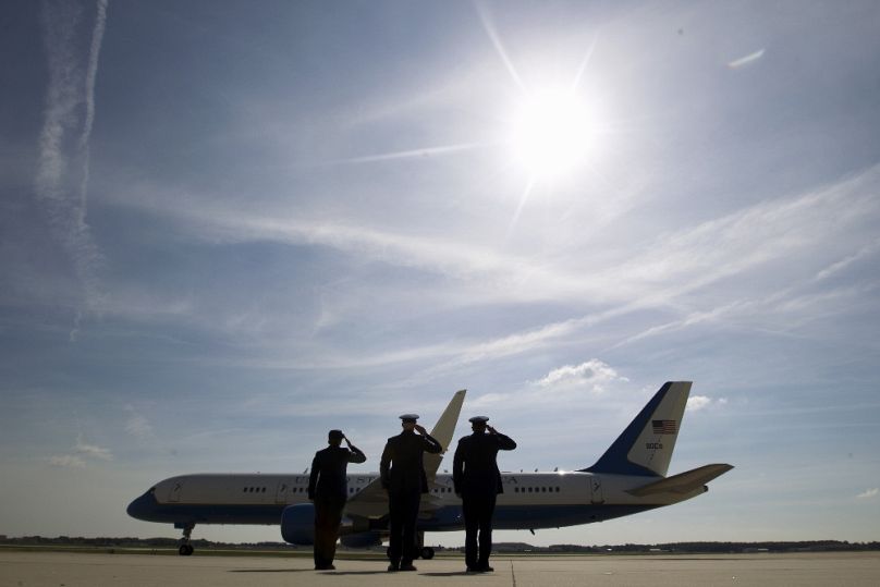 Katonák tisztelegnek az Air Force One előtt, amelyen Barack Obama indult egy connecticuti látogatásra, 2015 májusában
