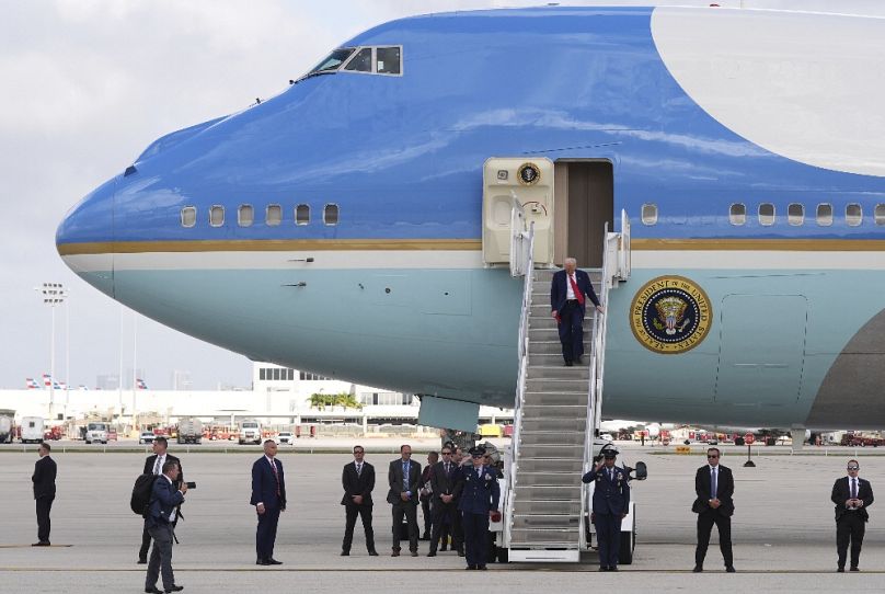 Az Air Force One, a fedélzetén Donald Trumppal, megérkezik Miamibe, 2025. április 3-án