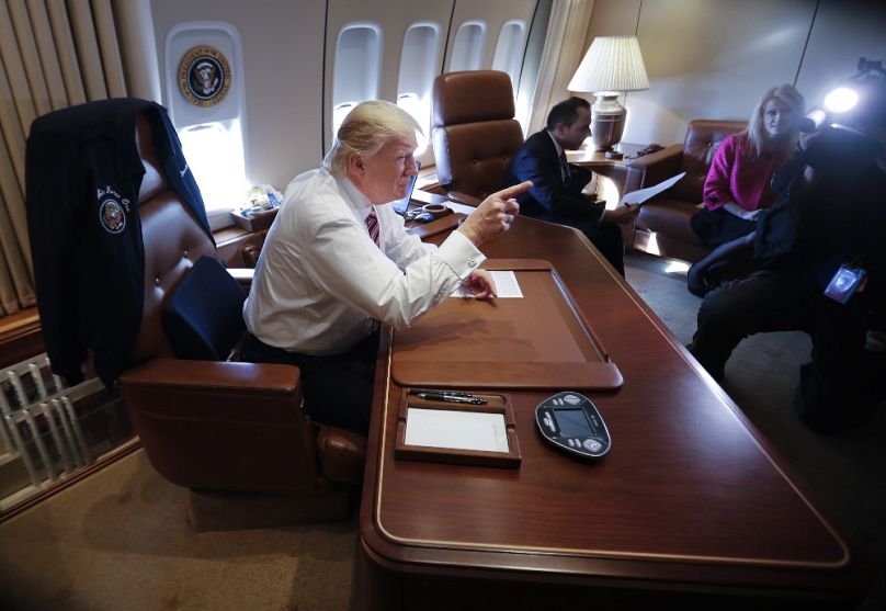 Donald Trump irodájában újságírókkal beszélget az Air Force One fedélzetén, 2017 januárjában