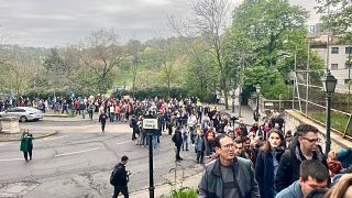Manifestantes camino del Castillo de Buda el 15 de abril de 2025