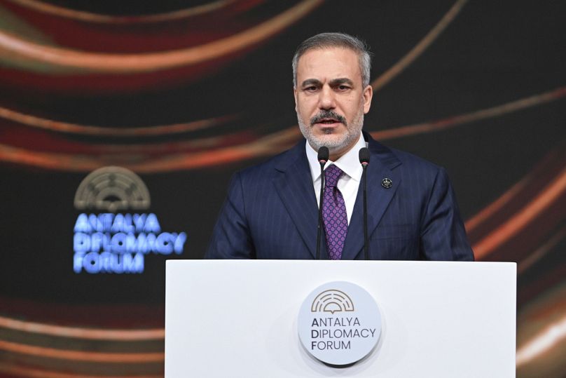 وزير الخارجية التركي هاكان فيدان يلقي كلمة أمام الحضور خلال منتدى أنطاليا الدبلوماسي في تركيا، يوم الجمعة 11 أبريل 2025.