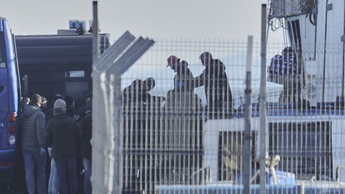 Migranti, protesta e qualche danneggiamento nel Cpr albanese di Gjader