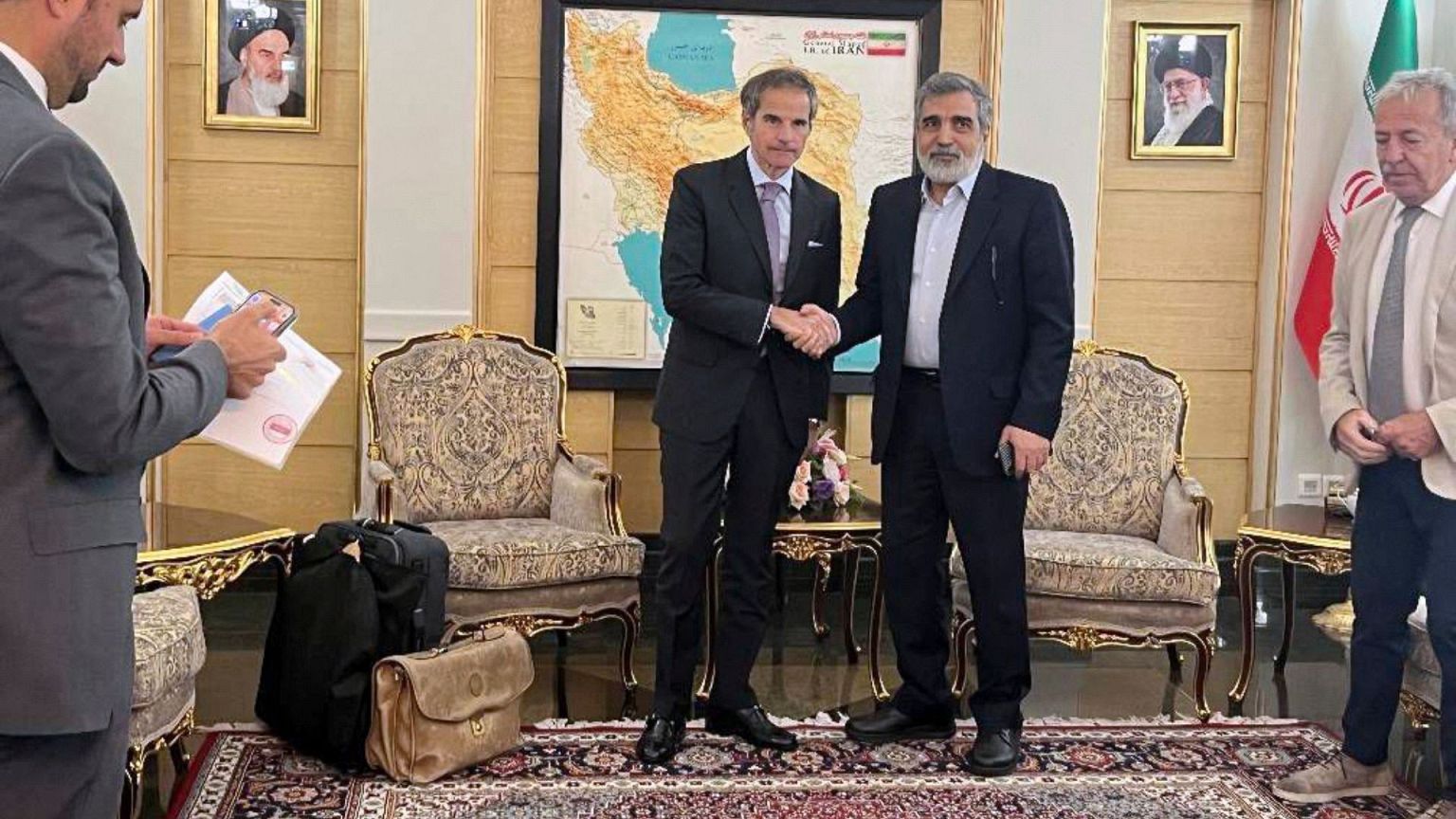 گروسی در بدو ورود به تهران و استقبال کمالوندی از او
