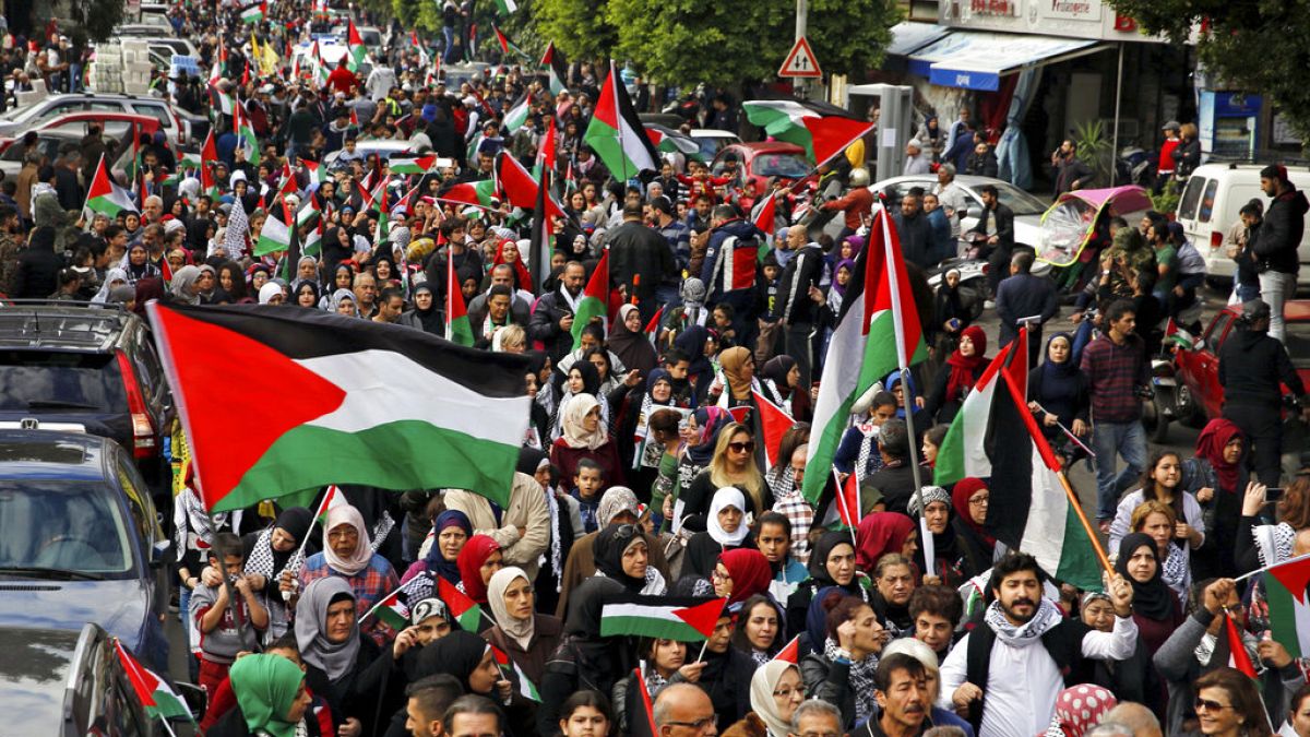 عشية يوم الأسير الفلسطيني.. العشرات يحتشدون في رام الله تضامنا مع المعتقلين في سجون إسرائيل