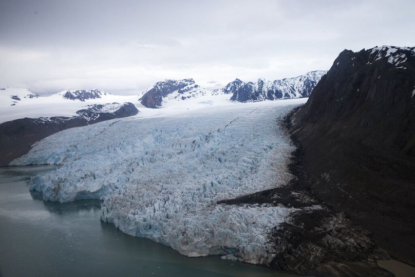 Vue du glacier Blomstrand, en juin 2016, à Ny-Alesund, Norvège.