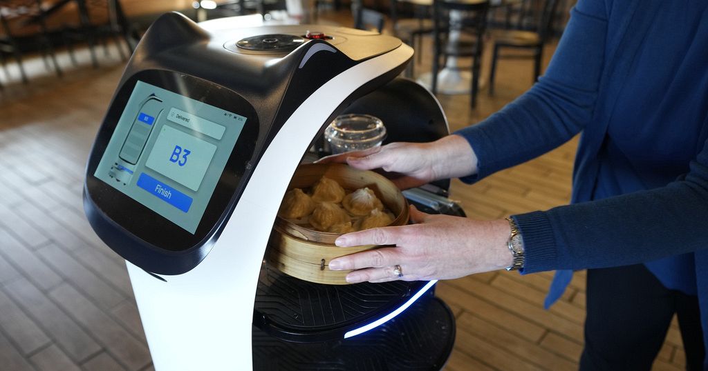 Cuba : le seul restaurant de La Havane avec un robot-serveur