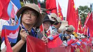 People wait to welcome President Xi Jinping's arrival in Phnom Penh, 17 April 2025