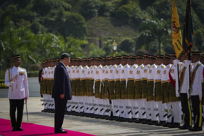 Der chinesische Präsident Xi Jinping inspiziert die Ehrengarde während der offiziellen Begrüßungszeremonie im Nationalpalast, Kuala Lumpur, Malaysia, Mittwoch, 16. April 2025