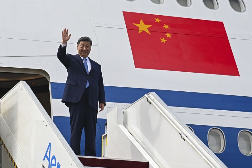 Xi Jinping salue son départ pour le Cambodge à l'aéroport international de Kuala Lumpur à Sepang, en Malaisie, le jeudi 17 avril 2025.