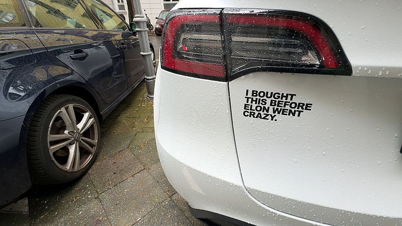 Sticker auf einem Tesla in Berlin