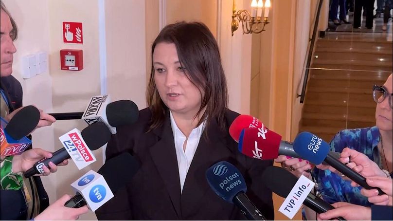 Wiceminister edukacji narodowej Paulina Piechna-Więckiewicz przemawia na konferencji prasowej przed spotkaniem o zakazie smartfonów w szkołach podstawowych, 16 kwietnia 2025r.