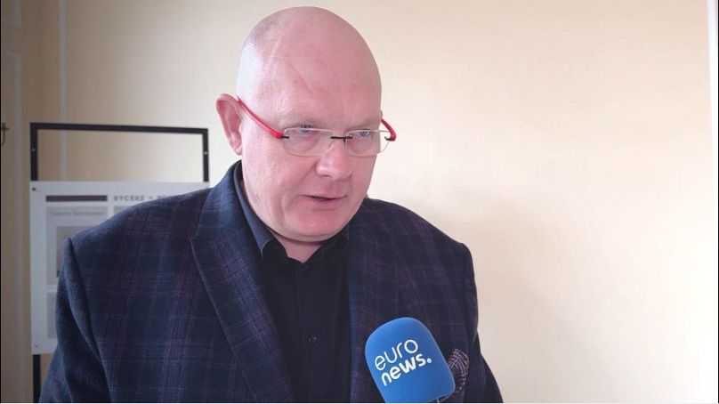 Wiceminister cyfryzacji Michał Gramatyka z Polski 2050 komentuje dla Euronews pomysł ustawy o zakazie smartfonów w szkołach podstawowych, Warszawa, 16 kwietnia 2025 r.