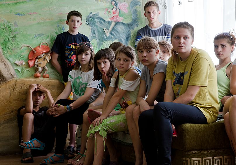 Cette photo prise le 14 juillet 2014 montre des enfants d'un orphelinat de Donetsk, qui font l'objet d'un bras de fer entre les troupes russes et ukrainiennes