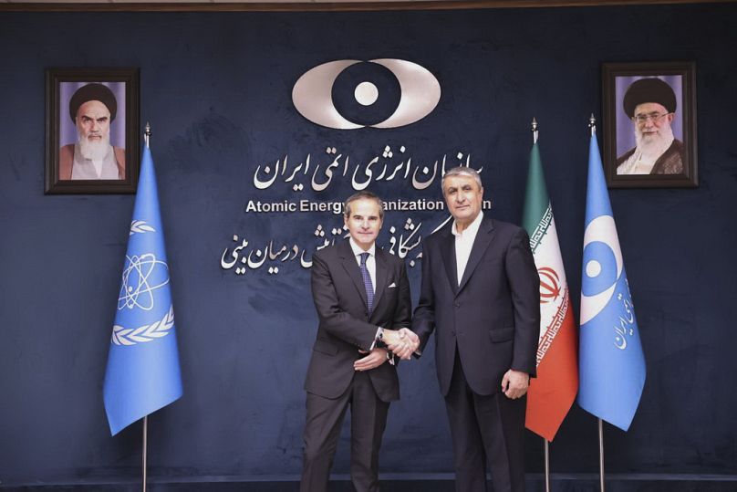 Rafael Mariano Grossi, a Nemzetközi Atomenergia-ügynökség főigazgatója (balra) kezet fog Mohammad Eslami, az iráni Atomenergia-szervezet vezetőjével. Teherán, 2025 április 17.