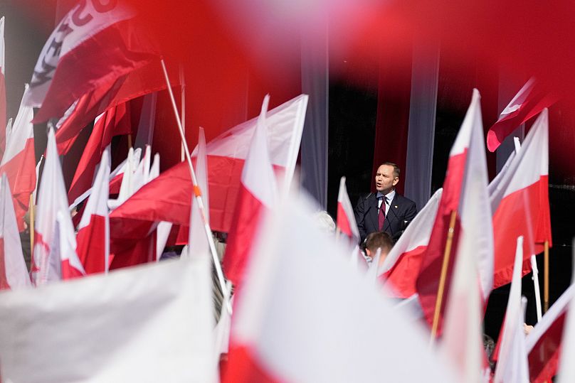 Candidato da direita, Karol Nawrocki, participa numa manifestação patriótica para assinalar o milésimo aniversário da coroação do primeiro rei da Polónia