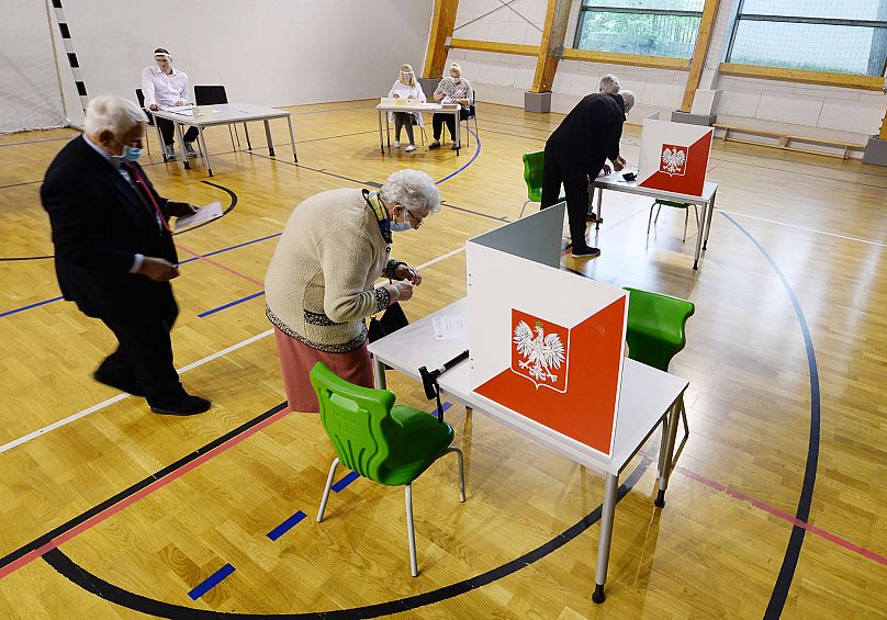 Eleitores votaram pouco depois da abertura das assembleias de voto, na final das eleições presidenciais polacas de 2020, que foi muito disputada