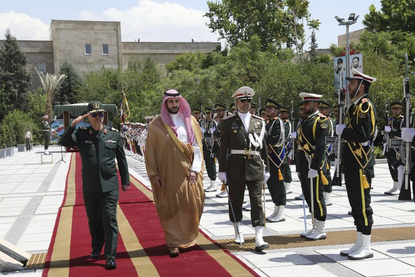 وزير الدفاع السعودي الأمير خالد بن سلمان برفقة رئيس هيئة الأركان العامة للقوات المسلحة الإيرانية الجنرال محمد حسين باقري خلال مراسم الاستقبال في طهران، الخميس 17 أبريل 2025.