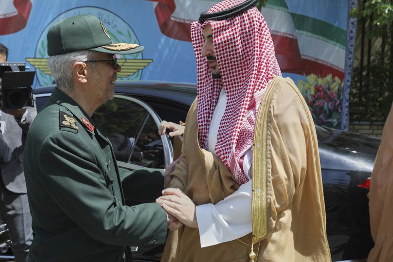 رئيس أركان القوات المسلحة الإيرانية اللواء محمد باقري يستقبل وزير الدفاع السعودي الأمير خالد بن سلمان، في طهران، الخميس 17 أبريل 2025. 