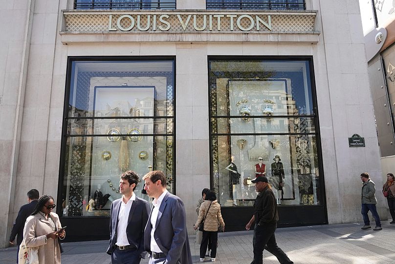 Ludzie przechodzą obok flagowego sklepu Louis Vuitton w środę, 9 kwietnia 2025 r. w Paryżu