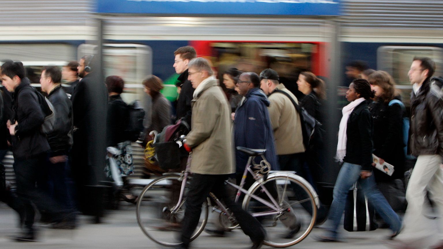 Archivo: Un viajero pasea con su bicicleta junto a un tren en la estación parisina de Saint Lazare, el 19 de marzo de 2009.