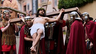Des membres de la communauté italienne participent à une reconstitution de la crucifixion de Jésus le Vendredi saint, à Bensheim, en Allemagne, le vendredi 18 avril 2025.