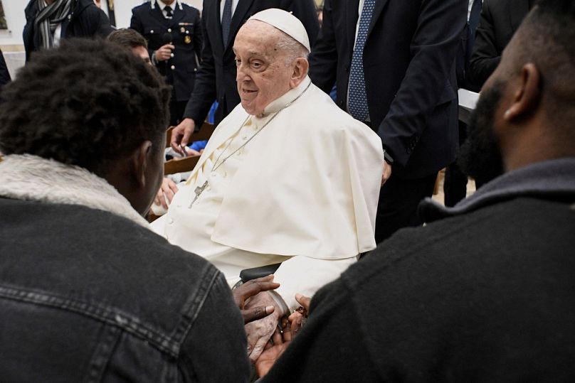 Papież Franciszek spotyka się z więźniami podczas wizyty w zakładzie karnym Regina Coeli w Rzymie w Wielki Czwartek, 17 kwietnia 2025 r.