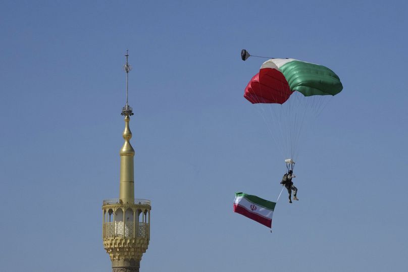 عرض عسكري بمناسبة يوم الجيش الوطني، أمام ضريح مؤسس الجمهورية الإيرانية الراحل آية الله الخميني، في طهران، إيران، الجمعة 18 أبريل 2025. 