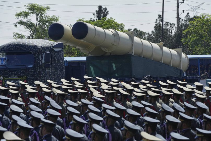 Un système de missiles est transporté sur un camion lors d'un défilé militaire près de Téhéran le 18 avril 2025