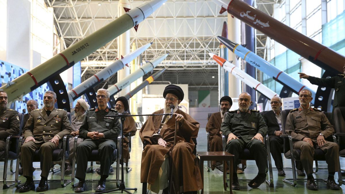 خامنه‌ای در کنار فرماندهان ارتش و سپاه 