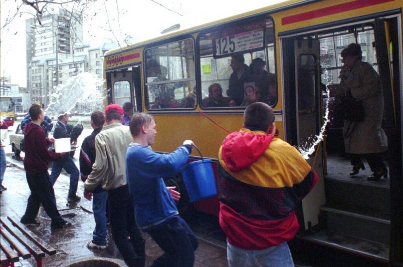 Tak wyglądał Lany Poniedziałek w Warszawie w 1998 roku, obecnie tak już nikt się nie bawi