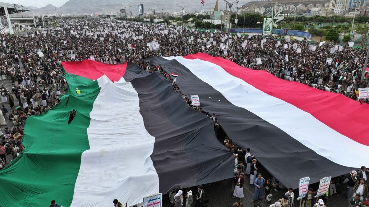 بالفيديو – مظاهرات في اليمن تنديدًا بالغارات الأمريكية ودعمًا للفلسطينيين في غزة