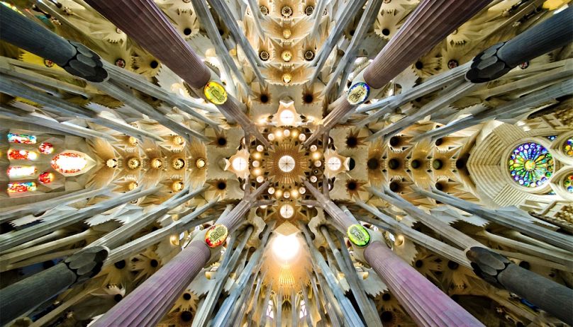 A Sagrada Família teplomhajójának mennyezete, 2011 februárjában