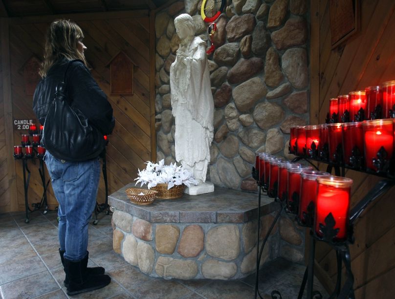 Szent Kateri Tekakwitha szobra egy indián múzeum szentélyében, 2012 októberében