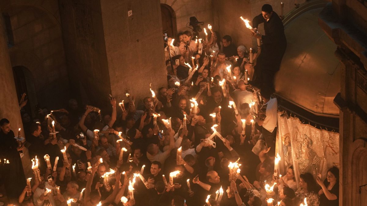 رغم القيود الإسرائيلية... آلاف المسيحيين يحيون طقوس سبت النور في القدس