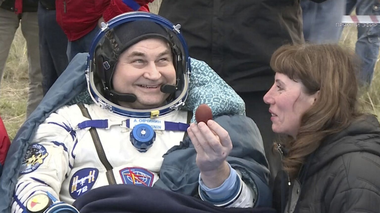 Le cosmonaute de Roscosmos Alexey Ovchinin tient un œuf de Pâques traditionnel peint peu après l'atterrissage de la capsule spatiale russe Soyuz MS-26, Kazakhstan, dimanche 20 avril 2025.