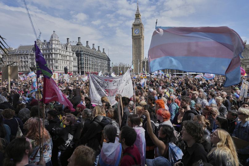 Massiver Protest in London gegen Gerichtsentscheidung zur Definition der Frau 