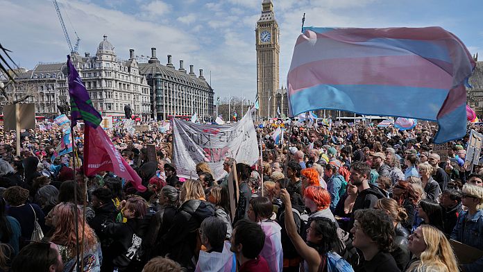 Regno Unito: migliaia a Londra contro la sentenza della Corte Suprema su riconoscimento donne