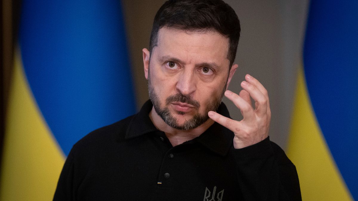 زيلينسكي يتهم روسيا بانتهاك وقف إطلاق النار الذي أعلن عنه بوتين