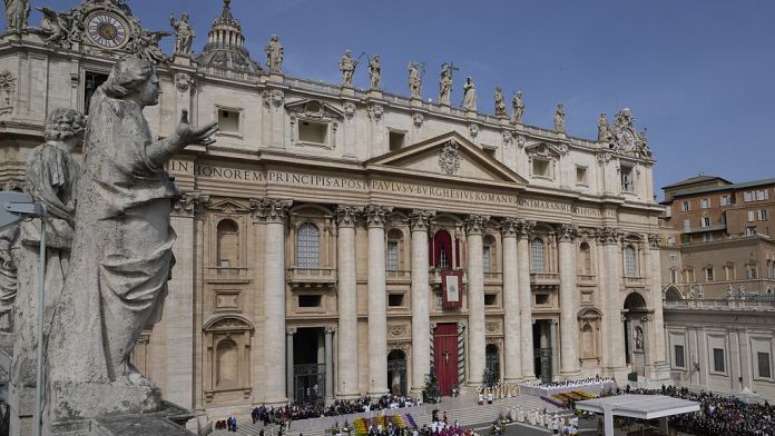Vaticano: 35mila fedeli a Piazza San Pietro per la messa di Pasqua, letta l'omelia di Papa Francesco