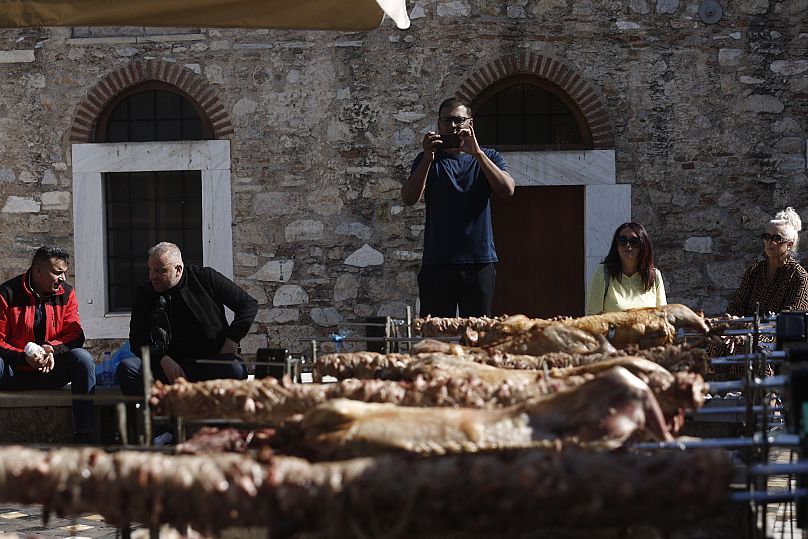 Τουριστική ατραξιόν στο κέντρο της Αθήνας αποτελεί το σούβλισμα του οβελία