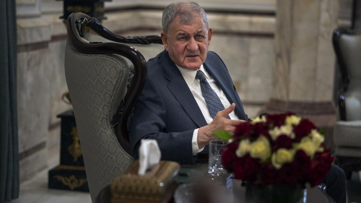 الرئيس العراقي يشارك في قداس عيد الفصح بكنيسة سيدة النجاة في بغداد